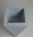 donica-geometryczna-wysoka-jasny-szary-detal1.webp