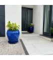 donica-ceramiczna-duza-niebieska-przed-wejsciem.webp
