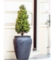 donica-ceramiczna-szkliwiona-grafitowa-dzban-50cm-przed-wejsciem.webp